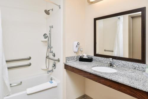 un baño con lavabo y espejo en Holiday Inn Express Hotel & Suites York by IHG, en York