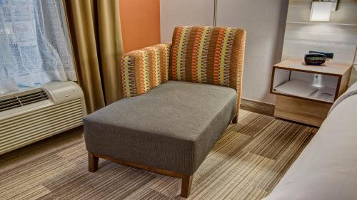 Posezení v ubytování Holiday Inn Express Hotel & Suites London by IHG