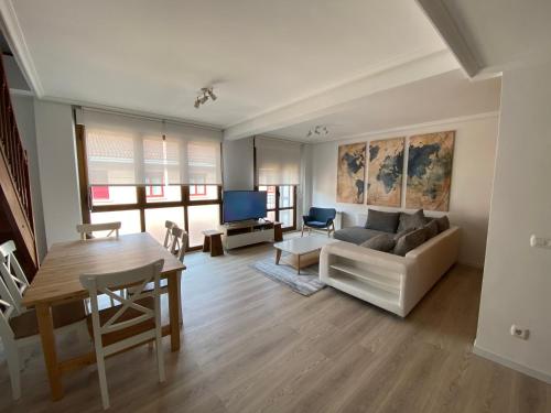 Ruang duduk di PRECIOSO APARTAMENTO A ESTRENAR EN EL CENTRO DE EZCARAY 6-8 PAX