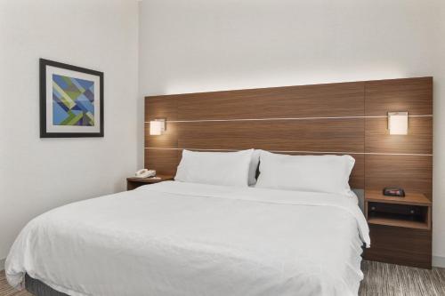 Postel nebo postele na pokoji v ubytování Holiday Inn Express Hotel & Suites Sacramento Airport Natomas by IHG