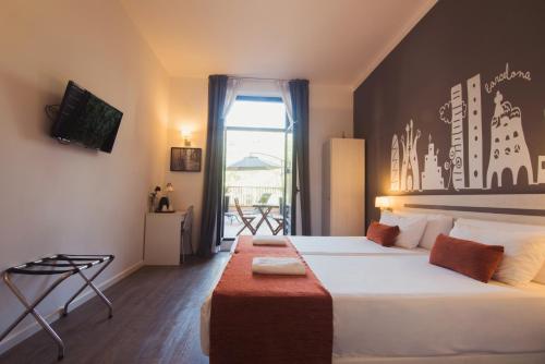 Un dormitorio con una cama grande y una ventana. en Hostal Live Barcelona, en Barcelona