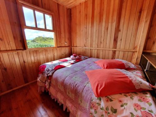 a bedroom with a bed in a room with a window at Paraíso Dos Cânions in Bom Jardim da Serra