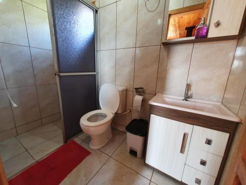uma casa de banho com um WC, um lavatório e um chuveiro em Paraíso Dos Cânions em Bom Jardim da Serra
