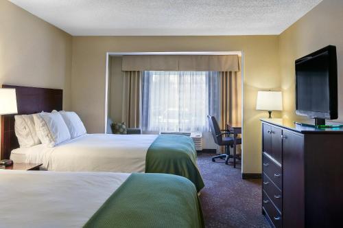 Un pat sau paturi într-o cameră la Holiday Inn Express & Suites Sandy - South Salt Lake City, an IHG Hotel