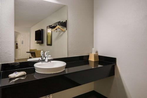 Kylpyhuone majoituspaikassa Motel 6 Irving - Loop 12
