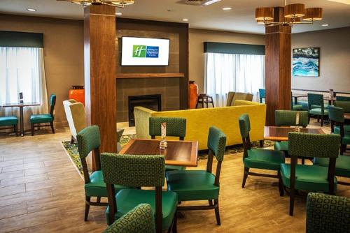 マレーにあるHoliday Inn Express & Suites Salt Lake City South-Murray by IHGの暖炉のある待合室(テーブル、椅子付)