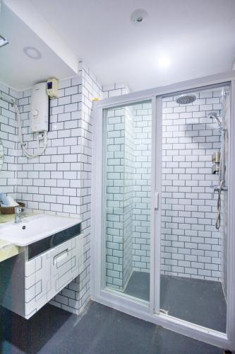 un baño con ducha y lavabo en Emerald Island Hotel, en Boracay