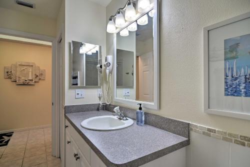 Ένα μπάνιο στο Large Balcony and Water Views Indian Shores Condo!