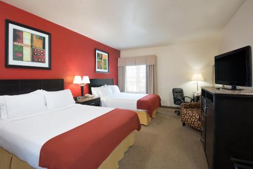 Katil atau katil-katil dalam bilik di Holiday Inn Express & Suites Casa Grande, an IHG Hotel