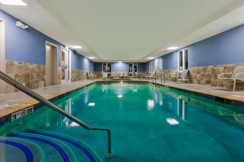 uma piscina num hotel com paredes azuis em Holiday Inn Express Hotel & Suites Salina, an IHG Hotel em Salina