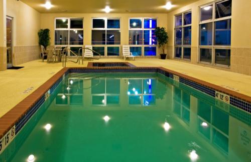 una piscina con acqua verde in una casa di Holiday Inn Express Hotel & Suites Shamrock North by IHG a Shamrock