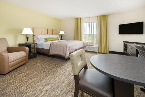 Lova arba lovos apgyvendinimo įstaigoje Candlewood Suites Columbia Hwy 63 & I-70, an IHG Hotel