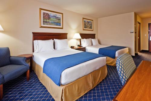 Tempat tidur dalam kamar di Holiday Inn Express Hotel & Suites Paragould, an IHG Hotel