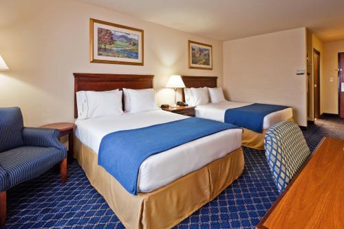 Postel nebo postele na pokoji v ubytování Holiday Inn Express Hotel & Suites Paragould, an IHG Hotel