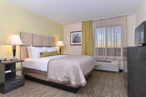 เตียงในห้องที่ Candlewood Suites Casper, an IHG Hotel