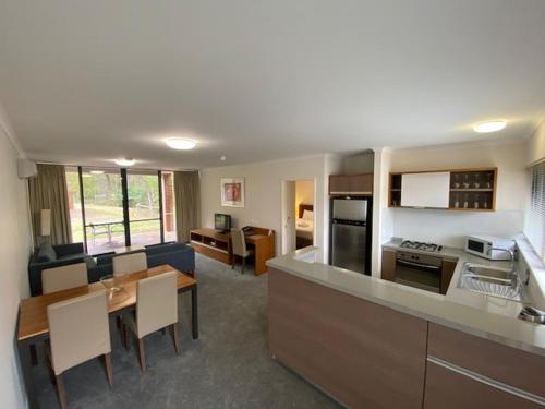 Dapur atau dapur kecil di Margarets In Town Apartments