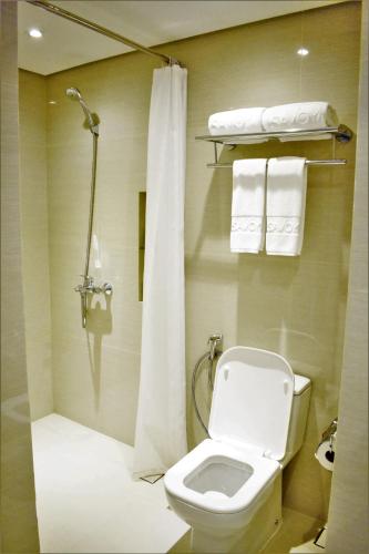 Un baño de Savoy Hotel Boracay near Newcoast Beach