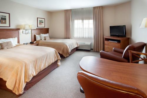 Ліжко або ліжка в номері Candlewood Suites Corpus Christi-SPID, an IHG Hotel