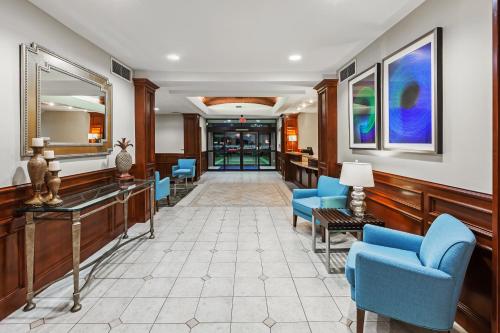vestíbulo con sillas azules y sala de espera en Holiday Inn Express & Suites - Pharr by IHG, en Pharr