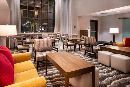 Posezení v ubytování Staybridge Suites - St George by IHG