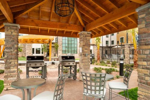 d'une terrasse avec un grill, une table et des chaises. dans l'établissement Staybridge Suites - St George, an IHG Hotel, à Saint George