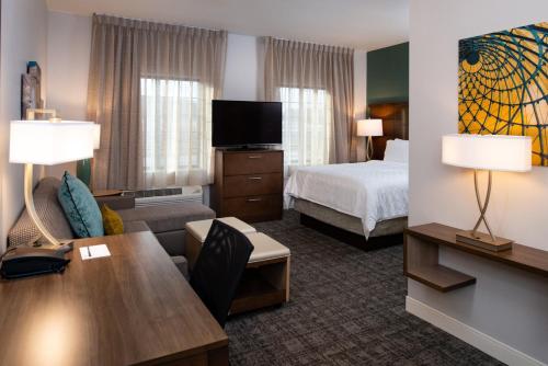 Postel nebo postele na pokoji v ubytování Staybridge Suites - St George by IHG