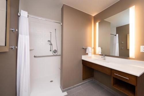 Staybridge Suites - St George, an IHG Hotel tesisinde bir banyo