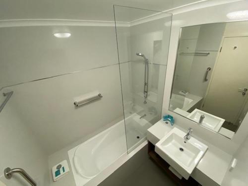 Phòng tắm tại Margarets In Town Apartments