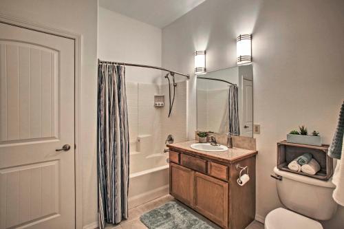 Modern Coeur dAlene Getaway Condo Walk Downtown! tesisinde bir banyo