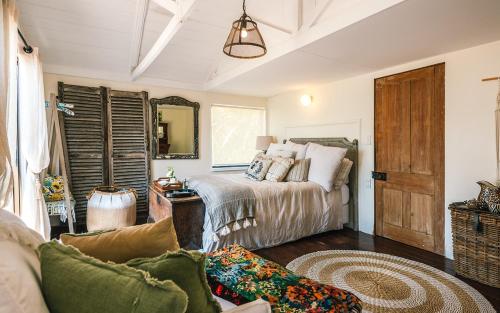 Postel nebo postele na pokoji v ubytování Waiheke Island Motel