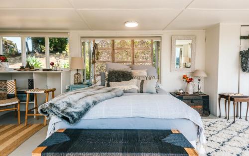 Postel nebo postele na pokoji v ubytování Waiheke Island Motel