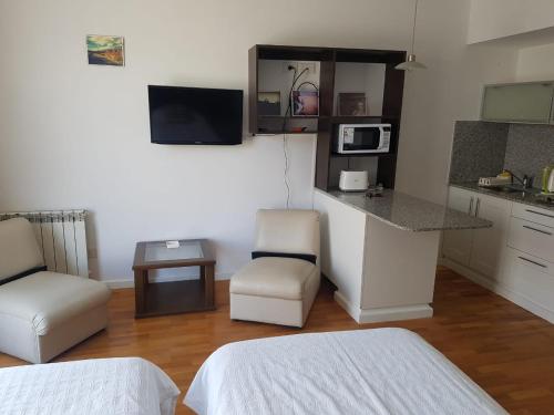 - une cuisine avec 2 chaises et un comptoir dans une pièce dans l'établissement caseros apart, à Salta