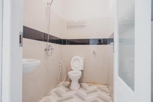 ห้องน้ำของ RedDoorz Syariah at Hotel Grand Mentari