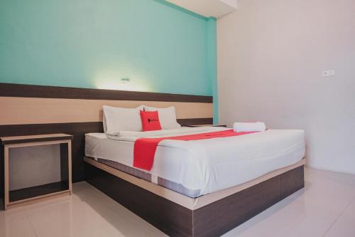 Postel nebo postele na pokoji v ubytování RedDoorz Syariah at Hotel Grand Mentari