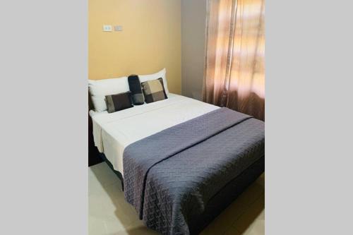 ein Schlafzimmer mit einem großen weißen Bett mit einer blauen Decke in der Unterkunft Apartamento-Umi in San Pedro Sula