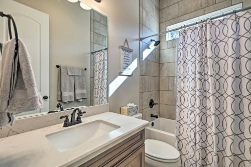 Ένα μπάνιο στο Flagstaff Oasis with Hot Tub - 3 Mi to Downtown!