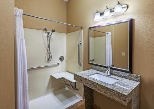 uma casa de banho com um lavatório e um chuveiro em Candlewood Amarillo-Western Crossing, an IHG Hotel em Amarillo
