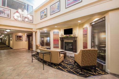 a lobby with a living room with a fireplace at Holiday Inn Express & Suites - Sharon-Hermitage, an IHG Hotel in West Middlesex