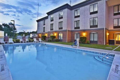 a large swimming pool in front of a building at Holiday Inn Express Hotel and Suites Harrington - Dover Area by IHG in Harrington