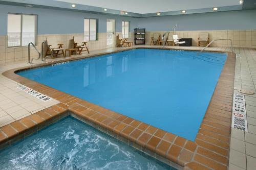 una gran piscina con agua azul en una habitación de hotel en Holiday Inn Express & Suites San Antonio West Sea World Area, an IHG Hotel, en San Antonio