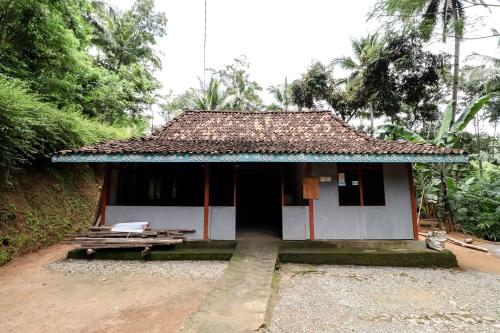 a small house in the middle of a forest at Iran Homestay in Sermo