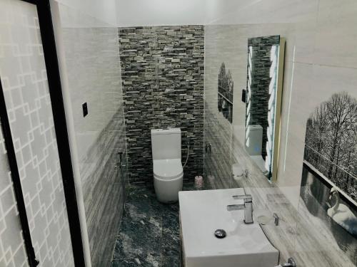 Un baño de Siri's Residency