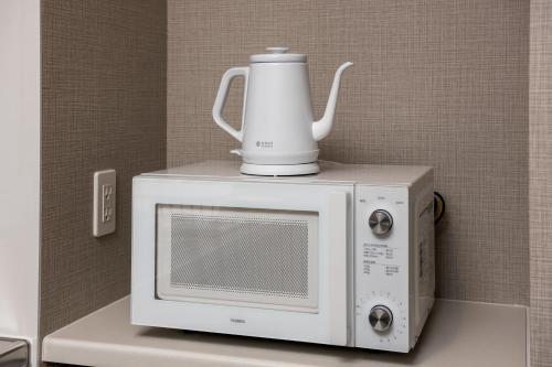 a white blender sitting on top of a microwave at PORTO7-5 in Chatan