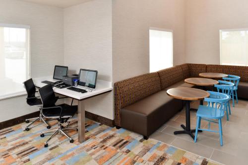Μια τηλεόραση ή/και κέντρο ψυχαγωγίας στο Holiday Inn Express Tomball by IHG
