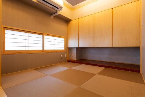 an empty room with a large window and a window at PORTO7-5 in Chatan