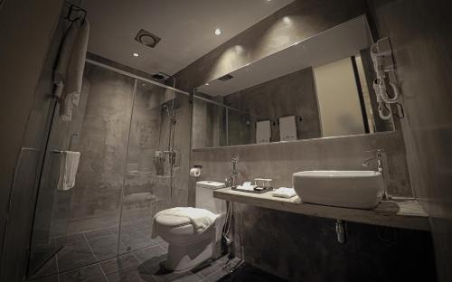 Bathroom sa Merton Hotel Ipoh