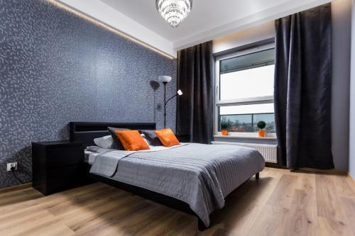 Een bed of bedden in een kamer bij ResiNest Apartamenty Jurowiecka J19