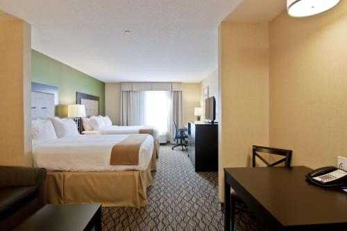 En eller flere senge i et værelse på Holiday Inn Express Fort Saskatchewan, an IHG Hotel