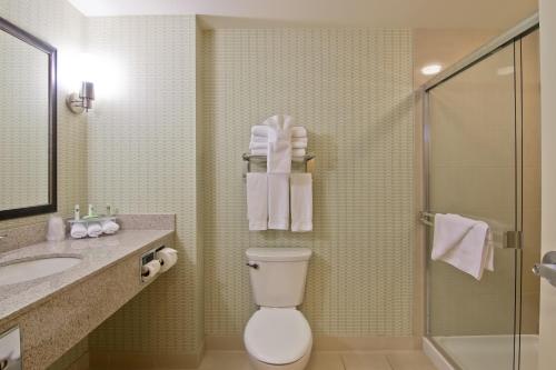 y baño con aseo, lavabo y ducha. en Holiday Inn Express Fort Saskatchewan, an IHG Hotel, en Fort Saskatchewan