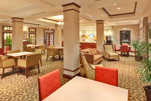 Holiday Inn Express Hotel & Suites Brockville, an IHG Hotel في بروكفيل: لوبي فندق فيه طاولات وكراسي